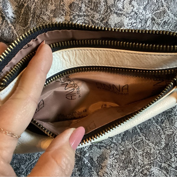 Anna Anushka NWT hand painted wristlet on white leather with red roses. - Picture 5 of 7